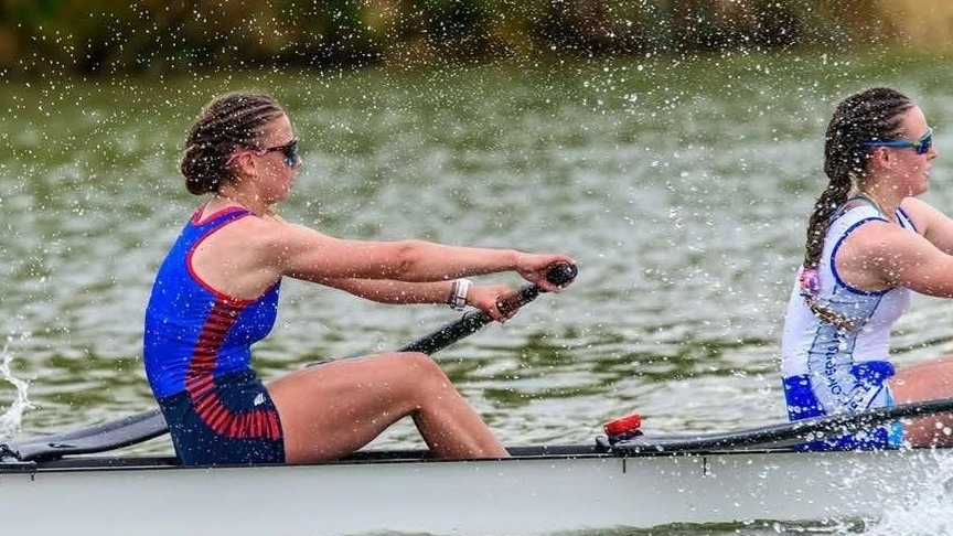 Lola Goessens en compétition d'aviron