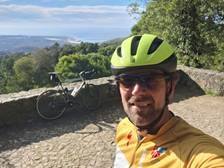 Afbeelding met buitenshuis, Fietshelm, helm, sportuitrustingDoor AI gegenereerde inhoud is mogelijk onjuist.